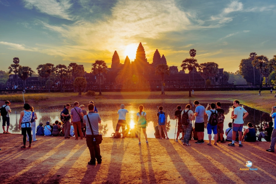 Travelers watching Angkor Wat sunrise by the lake Cambodia – Auasia Travel